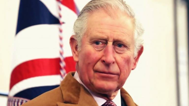 Príncipe Charles sai do isolamento social uma semana depois de ser diagnosticado com Covid-19