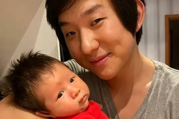 Eliminado do ‘BBB20’, Pyong Lee entrega detalhes dos cuidados com o filho, em quarentena