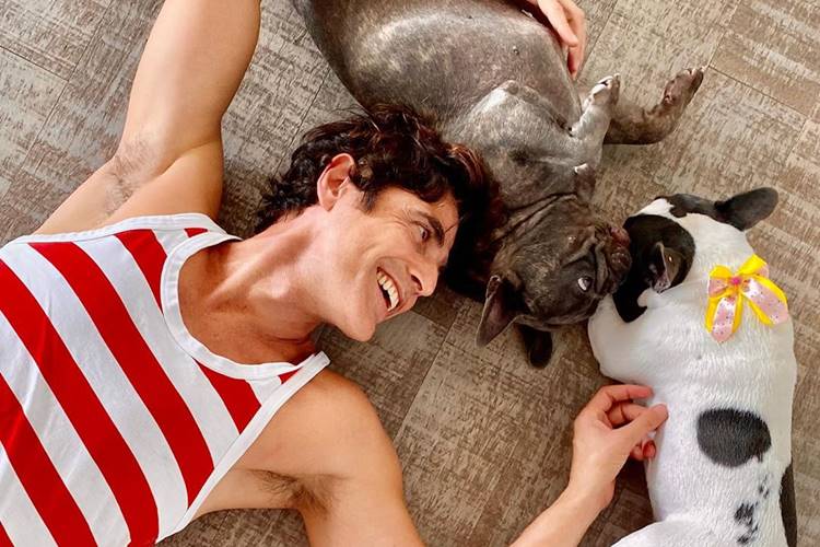 Reynaldo Gianecchini surge em momento fofo com os cachorros