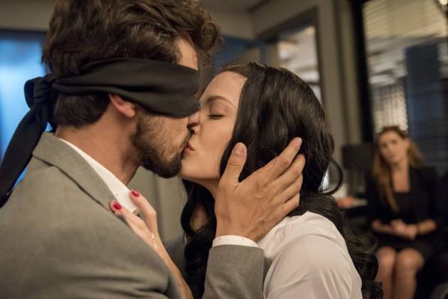 Salve se Quem Puder - Rafael e kyra se beijam Salve se Quem Puder - Rafael e kyra se beijam (Globo/Camilla Maia)