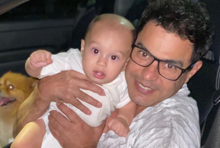 Zezé Di Camargo encanta web com novos momentos ao lado do neto caçula