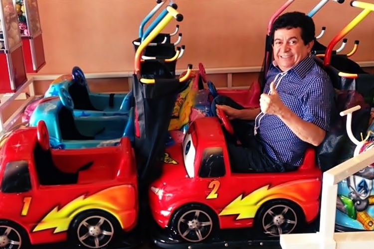 Cantor Solimões comemora os 58 anos de vida com muito alto astral e bom humor