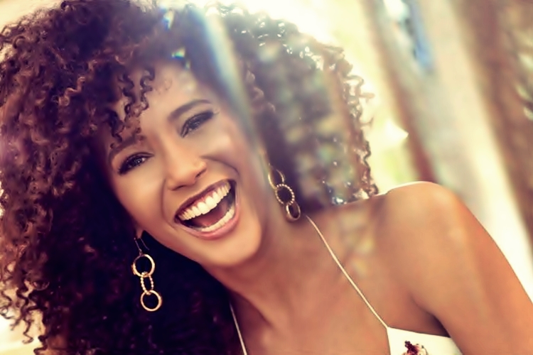 Atriz Taís Araújo doa cachê de 1 milhão de reais e ajuda 17 mil pessoas na pandemia