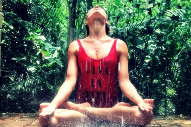 Isis Valverde praticando Yoga (Foto/Instagram)