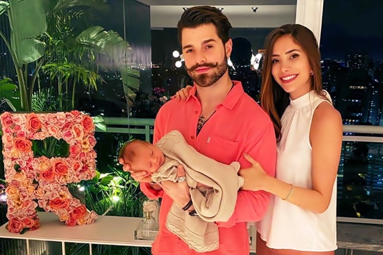 Esposa de DJ Alok, Romana Novais, cuida do filho Ravi após ele ter reação à vacina