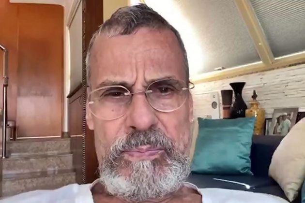 Em vídeo postado nas redes sociais, Carlinhos de Jesus conta que ele e a esposa estão com coronavírus — Foto: Redes sociais