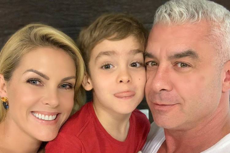 Ana Hickmann posa ao lado do filho e do marido - Instagram