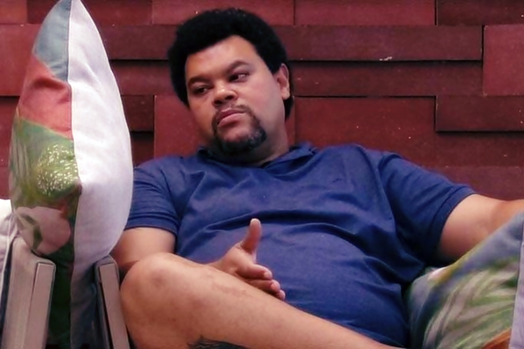 BBB20: Babu Santana conversa com almofada ‘Wilson’ – ”Se eu sair, você foi o meu parceirão.”