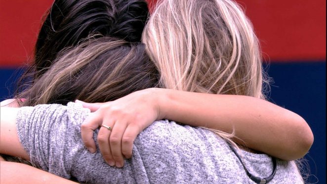 Marcela se declara para Ivy e Gizelly: 'Tenho orgulho de ter conhecido vocês aqui' — Foto: Globo