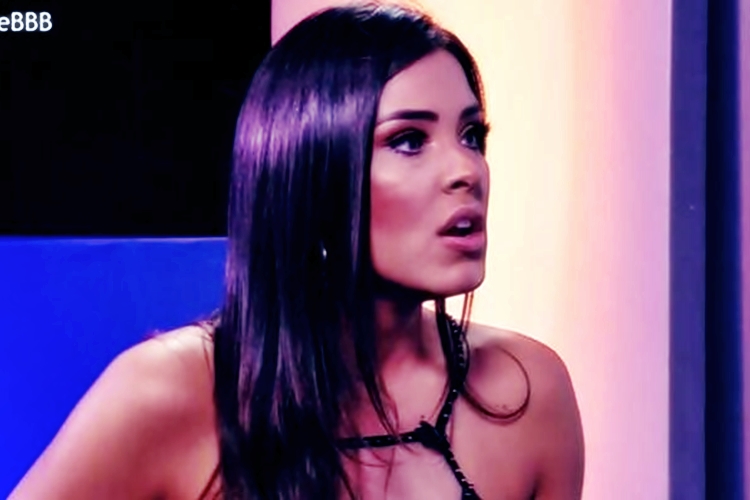 BBB20: Eliminada, Ivy ignora recomendações e não usa máscara ao encontrar pessoas na porta do hotel