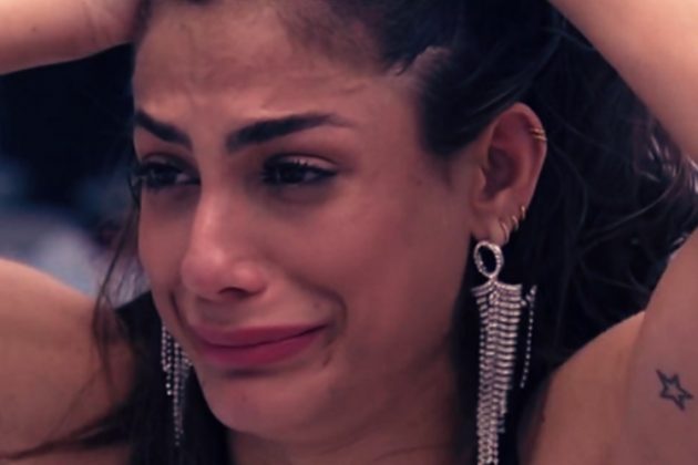 Mari chorando - REPRODUÇÃO/GLOBOPLAY.