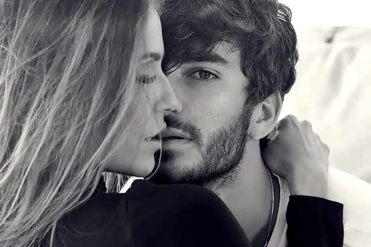 Deborah Secco celebra ‘Dia do Beijo’ com família e web reage