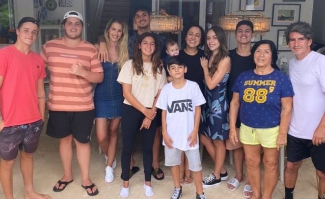Yasmin Brunet e Gabriel Medina com a família dele (Foto: Reprodução Instagram)