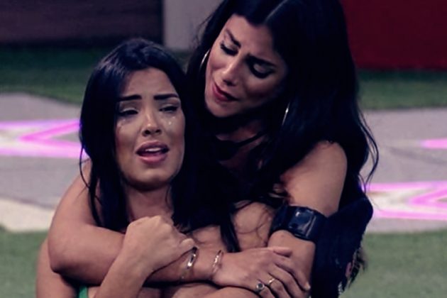 Ivy sendo consolada por Mari Gonzalez- Foto: Reprodução/ Rede Globo