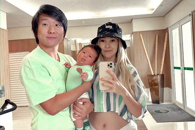 Pyong Lee e esposa mostram o filho Jake dando seus primeiros passinhos, confira!
