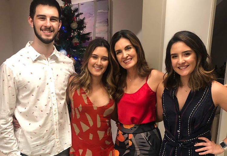 Fátima Bernardes compartilha momento fofo com os filhos na infância