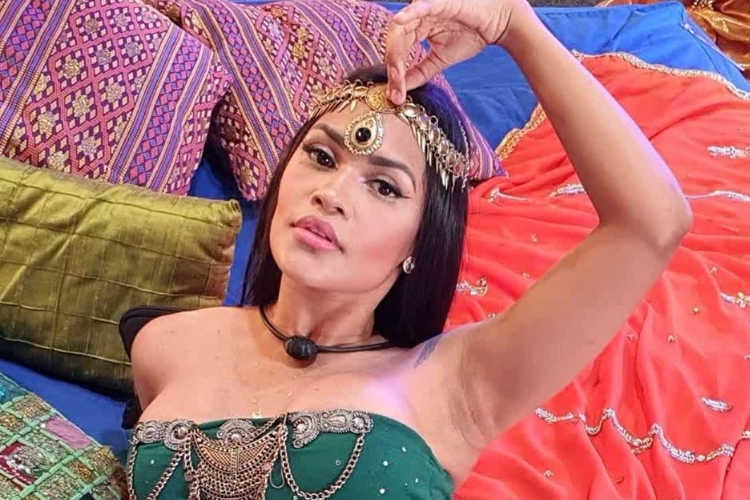 BBB20: Flayslane se descontrola, faz xixi no chão e tenta ficar pelada durante festa