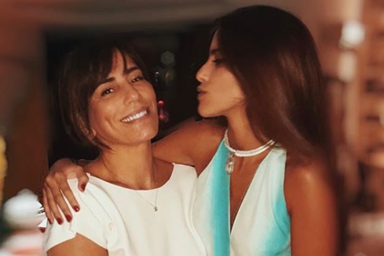 Aos 16 anos, filha de Glória Pires posa de biquíni e quase mostra demais