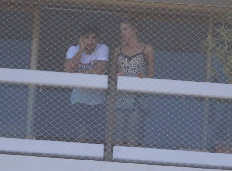 Depois de flagra, Grazi Massafera manda indireta para paparazzi: “Apenas parem”