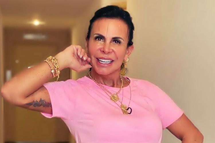 Aos 60 anos, Gretchen exibe corpão em dia de sol na quarentena