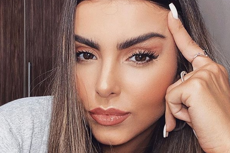 Ex-noiva do sertanejo Zé Felipe, Isabella Arantes ‘foge’ de quarentena e faz tatuagem