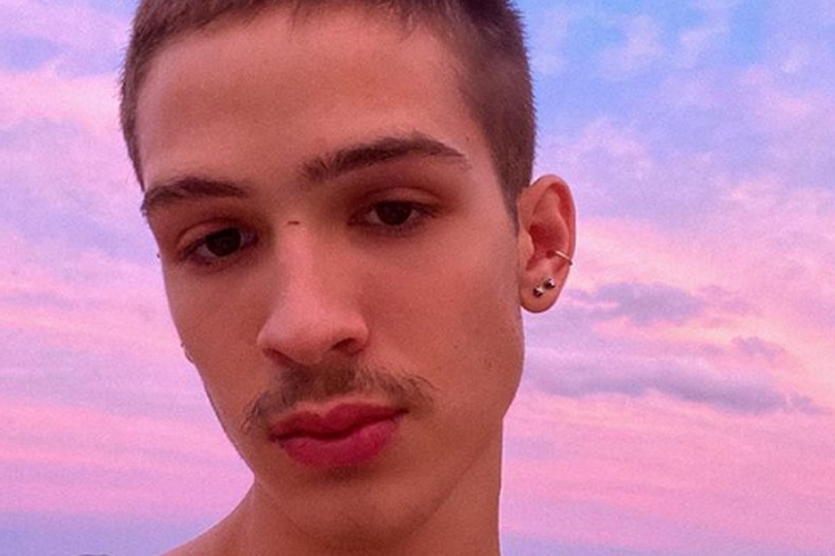 João Guilherme, filho do sertanejo Leonardo, causa ao surgir com as unhas pintadas de esmalte