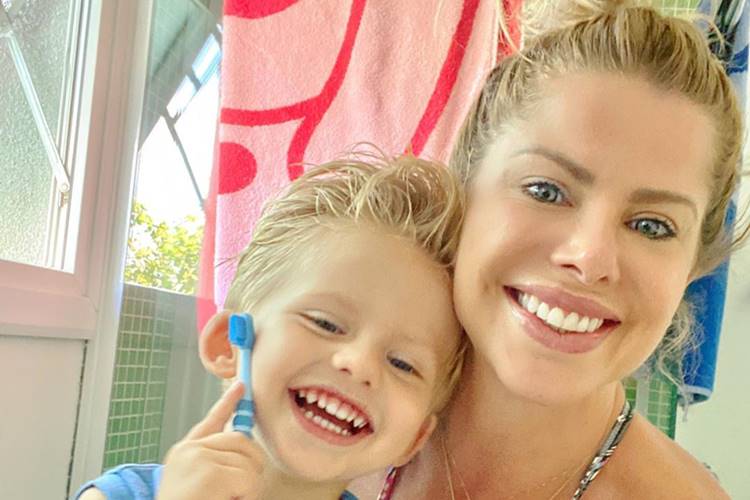 Karina Bacchi posa ao lado do filho e faz desabafo sobre rotina com a família