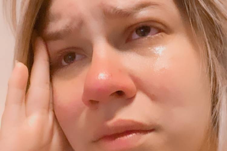 Sertaneja Marília Mendonça surge chorando e explica o motivo