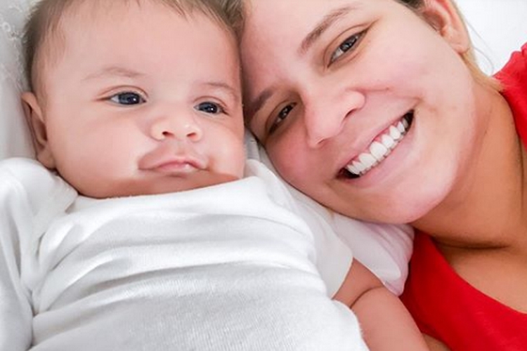 Sertaneja Marília Mendonça reage em meio a problema sobre amamentação do filho, Leo