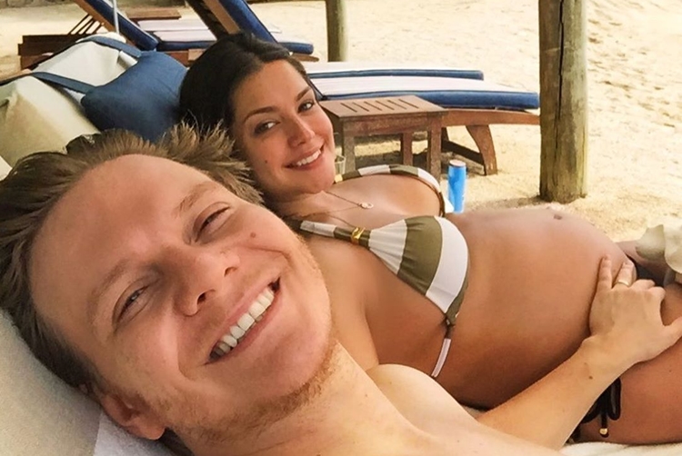Michel Teló mostra barriguinha de Thaís Fersoza e surpreende fãs: “Achei que viria mais um”