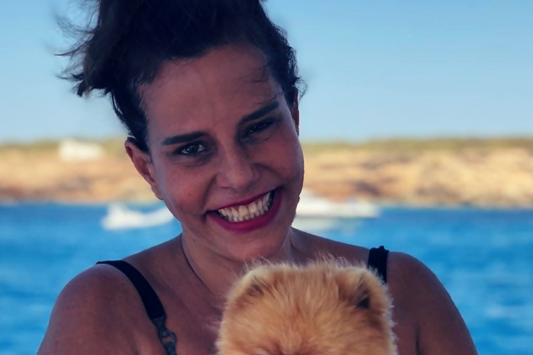 Narcisa Tamborindeguy ostenta em banho de piscina durante a quarentena
