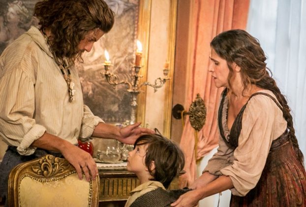 Novo Mundo - Elvira invade o salão com Quinzinho (Globo/Raquel Cunha)