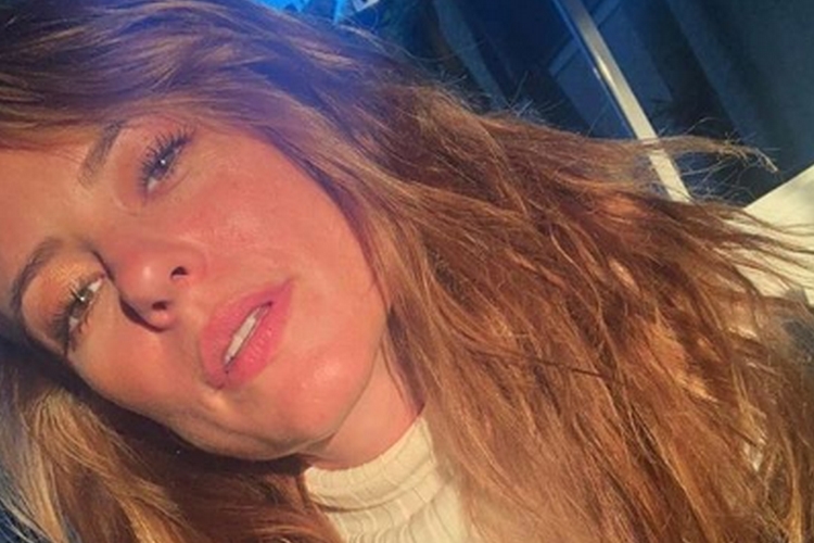 Paolla Oliveira surge acompanhada e exibe pernas saradas em click na piscina durante quarentena