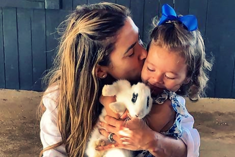 Filha de Patrícia Abravanel mostra como adora tirar fotos da família