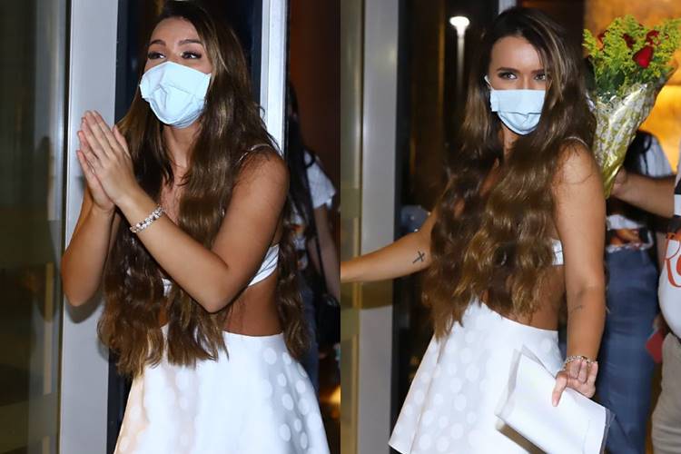 De máscara, Rafa Kalimann fala com fãs na porta do hotel após a final do BBB20