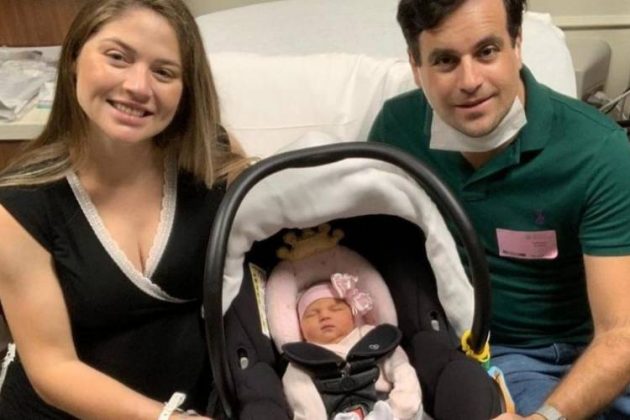 Rodrigo Scarpa, a esposa, Gabriela Baptista, e a filha Laura