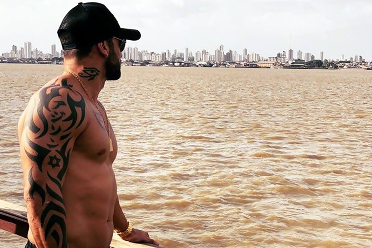 Ex-BBB Hadson fatura vendendo máscaras contra Coronavírus com seu nome