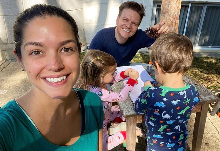 Thaís Fersoza reúne família e faz preparativos para as festas de fim de ano