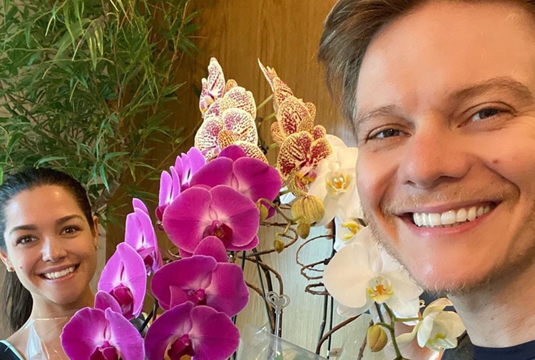 Thaís Fersoza se derrete com presente e homenagem de Michel Teló