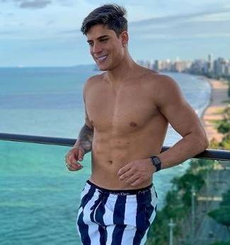 Namorado mãe de neymar usa aliança de compromisso 