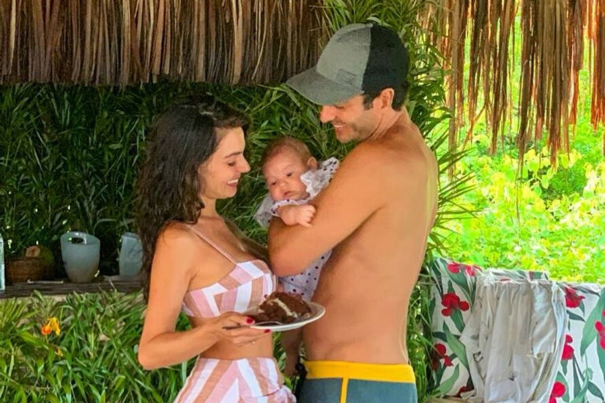 A atriz Isis Valverde e a família - Reprodução: Instagram