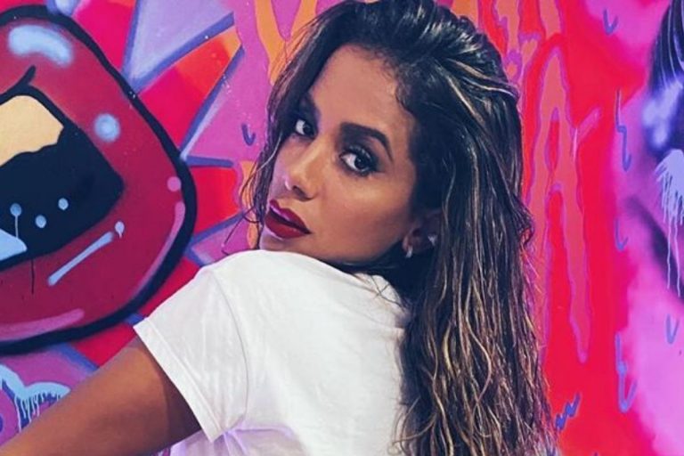 Anitta surge com objeto inusitado do namorado e dispara: “Ó como eu sou trouxa