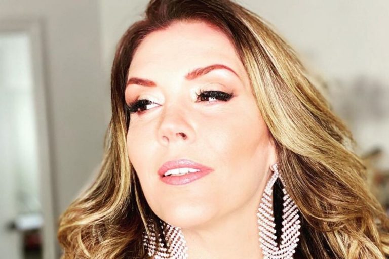 Cantora Simony exibe barriga chapada e surpreende com o antes e depois de emagrecer