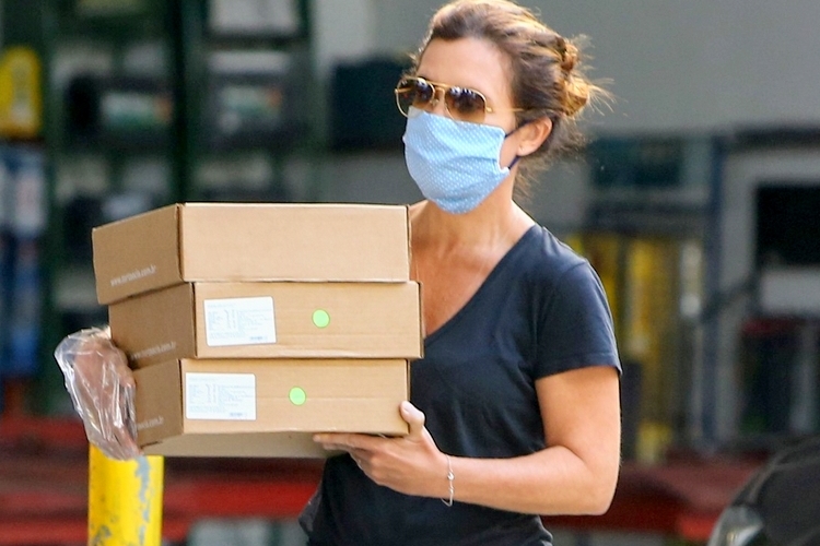 Adriana Esteves ‘quebra’ a quarentena e surge nas ruas do Rio de Janeiro