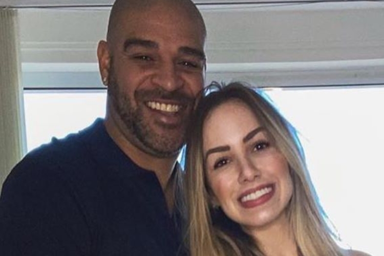 Adriano Imperador sinaliza possível gravidez da nova namorada
