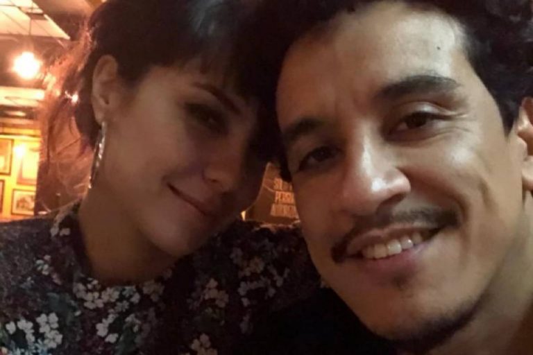 Andréia Horta corta cabelo do marido, Marco Gonçalves: “Quem ama tosa”