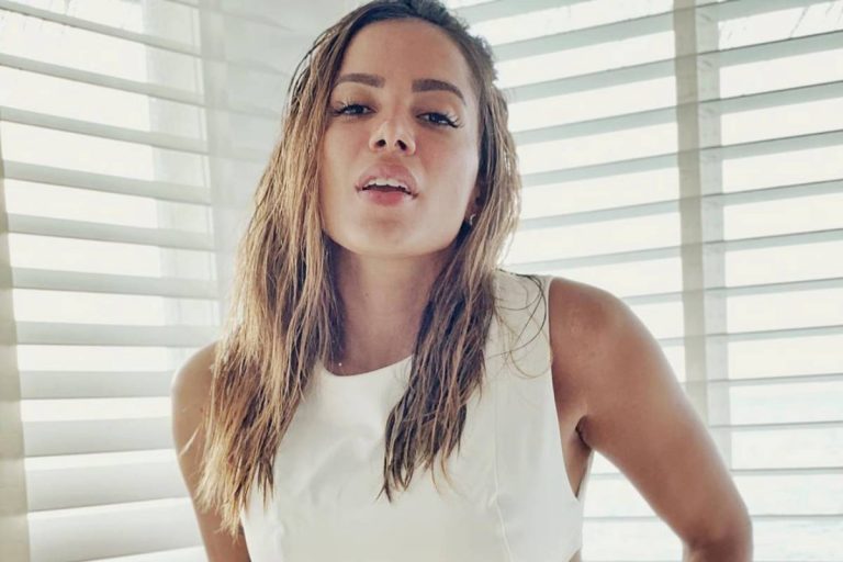 Durante live, Anitta dá em cima de ex-participante do ‘BBB20’