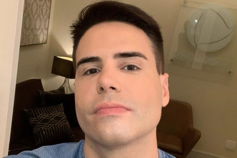 Luiz Bacci surge durante momento íntimo ao lado do ‘filho’ em casa