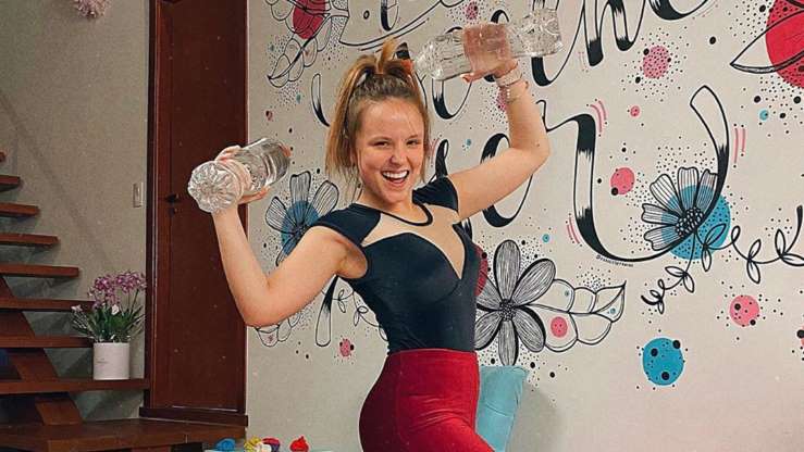 Larissa Manoela malha com sogra durante a quarentena: ‘Muito orgulho!’