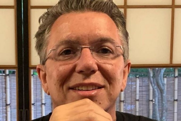 Boninho relembra foto ao lado Simone e Simaria: “Muito tempo”